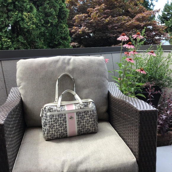 Coach Signature Bag - Picture 2 of 16